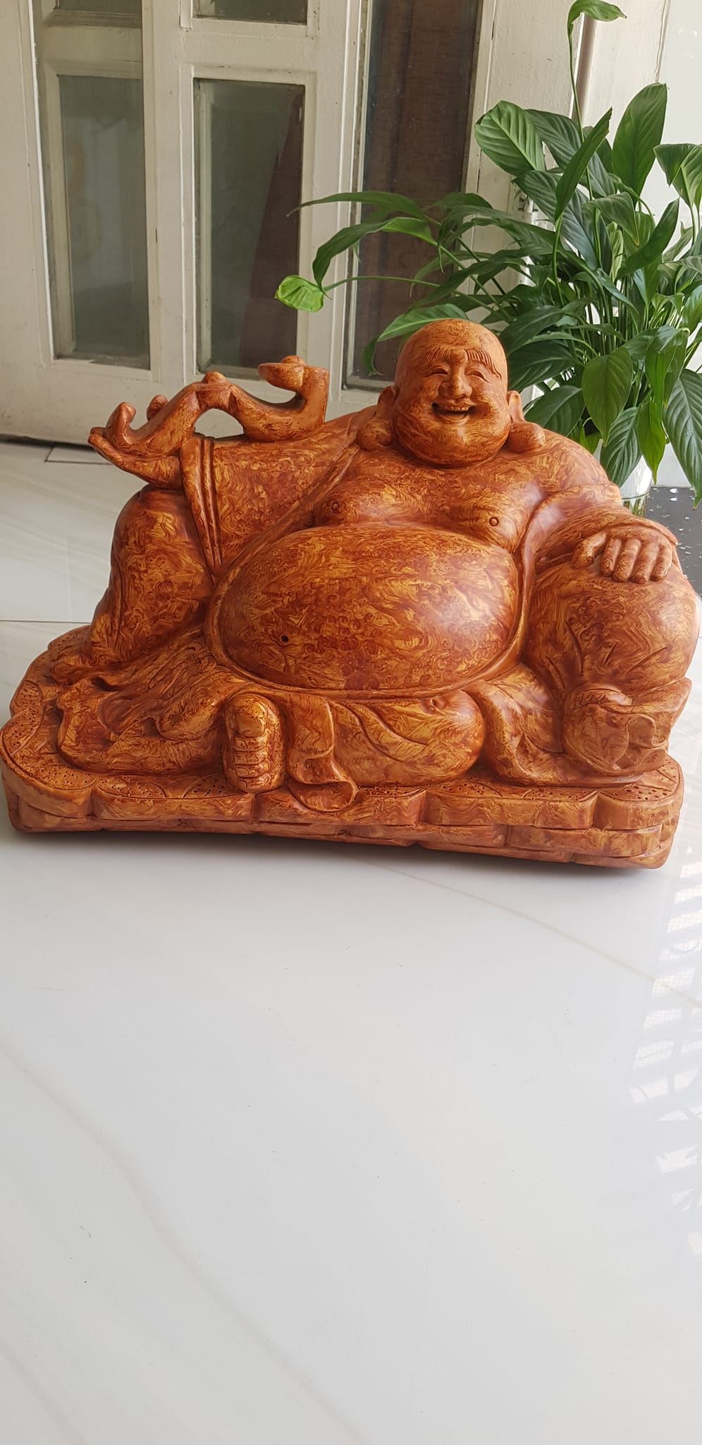 ️️Tượng Phật Di Lặc Ngồi trên Khối tiền Tay Cầm Như Ý Tay Nắm Giữ Bao Tiền ngồi thế cười sản khoái ban phước lành cho gia chủ Size Ngang 40cm x Cao 29cm x Sâu 22cm Chất liệu Gỗ Nu Gõ hay gỗ gõ vẽ nu đẹp mọi việc được như ý  tài lộc dồi dào sung túc ạ