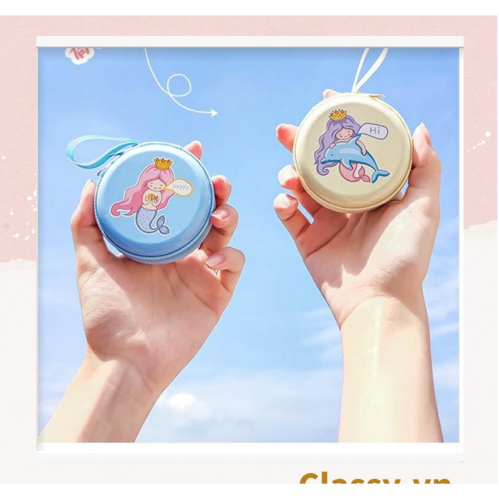 Túi hộp bằng thiếc Classy Đựng Cáp Sạc Tai Nghe Hình Tròn họa tiết Hoạt HÌnh Siêu Tiện Dụng Kích thước: 7cm x 3cm [T260