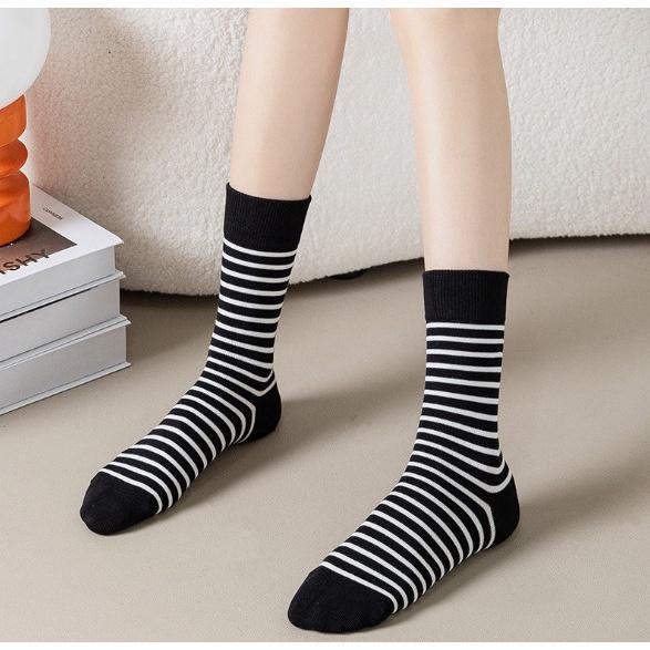 Set 8 đôi tất chữ CFREESHIPVớ cotton Kẻ Sọc Đen trắng thể thao cổ cao phong cách thể thao, trẻ trung, năng động. (sỉ