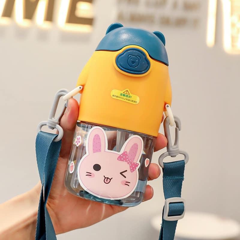 Bình Đựng Nước Ngộ Nghĩnh 650ML Tích Hợp Ống Hút Có Quai Đeo Tặng Kèm Sticker Đáng Yêu