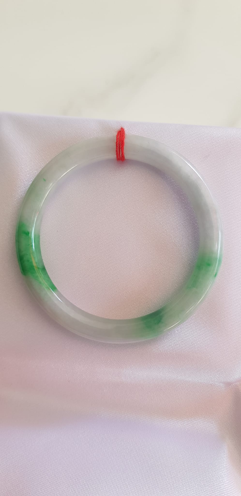 Vòng Cẩm Thạch tự nhiên đẹp Tr Lý Sao 47mm x chột 6,5mm Vòng màu trắng sữa điểm xanh lý đậm bóng mượt đẹp xinh sang tay lắm Nữ tay nhỏ 30kg - 47kg đeo đẹp ạ