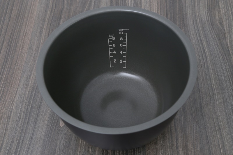 Nồi cơm điện tử cao tần Toshiba RC-18RH(CG)VN - Dung tích 1.8 lít - lòng nồi dày 1.7 mm - Hợp kim nhôm phủ Diamond Titanium chống dính - Giữ ấm tới 24 tiếng - Van thoát hơi thông minh - Hàng chính hãng
