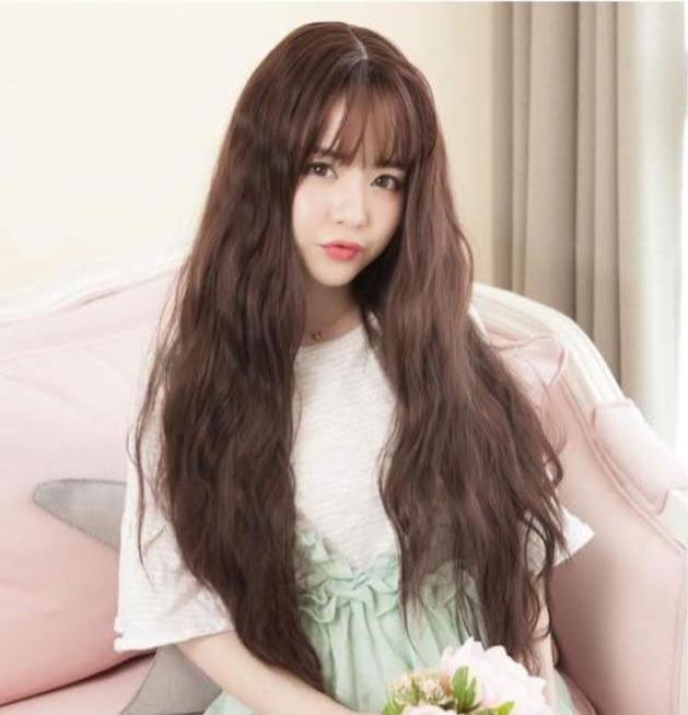 Tóc giả nguyên đầu xoăn kiểu Hàn Quốc siêu xinh có rãnh ra đầu. Kèm lưới và lược. Chất tóc tơ cao cấp loại 1, chịu nhiệt tốt có thể bấm, uốn, duỗi, gội