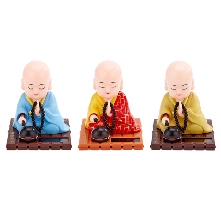 Tượng phật cầu an để trên xe hơi năng lượng mặt trời, tay và đầu tự chuyển động khi có ánh sáng