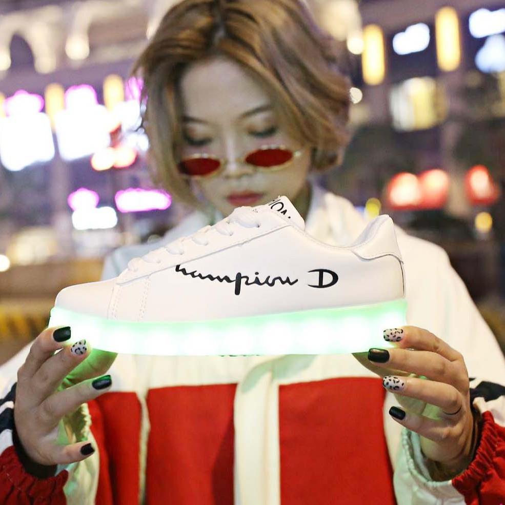 Giày phát sáng màu trắng chữ hàn nhịp tim ngược phát sáng 7 màu 8 chế độ đèn led cực đẹp cá tính Hàn Quốc