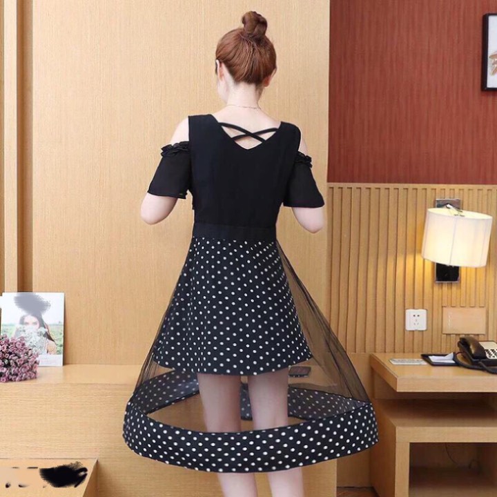 Đầm khoét vai phối tùng lưới xòe tròn chấm bi