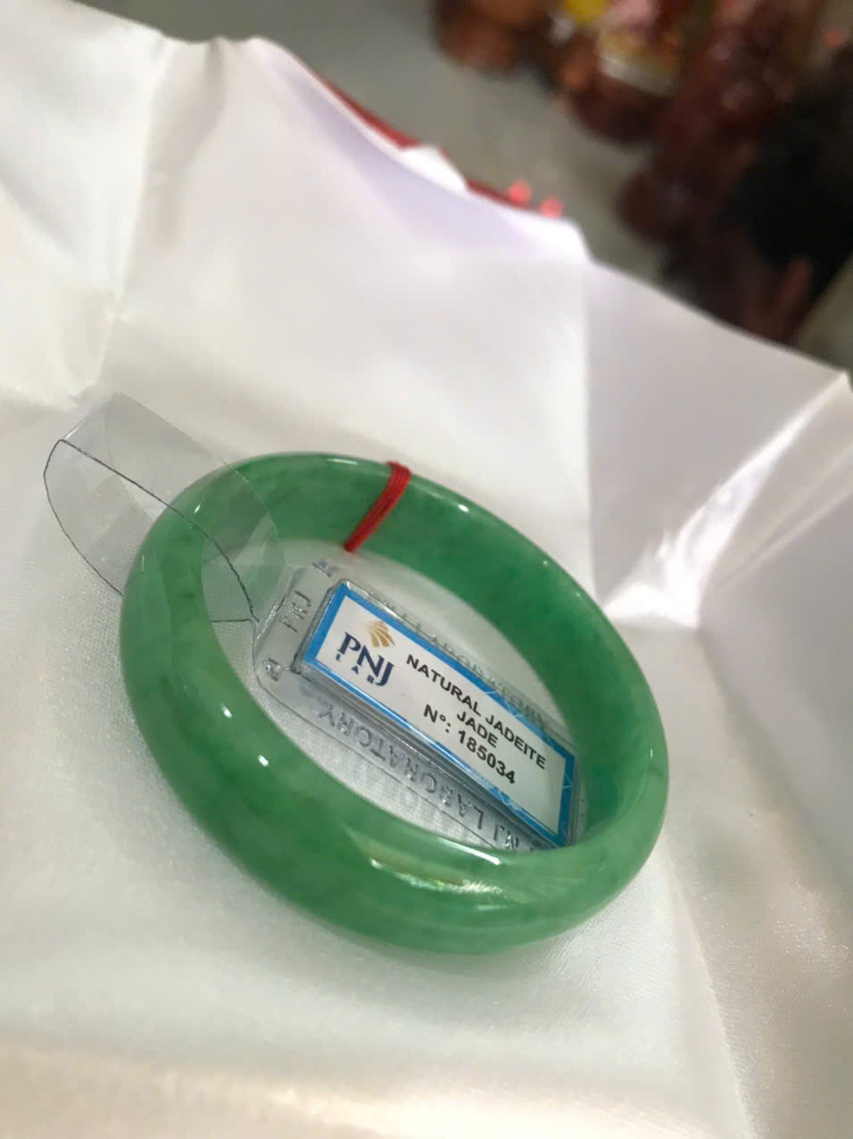 Vòng Tay Nữ Đá Ngọc Cẩm Thạch Tự Nhiên Bản Hẹ Sịn Đậu Lý Sao Ni 48mm Cao 12mm Dầy 6mm đã kiểm định kèm giấy chứng nhận P No 185034 Màu Xanh ngọc lý tươi bóng đều đẹp nữ tay nhỏ 35kg - 48kg ạ