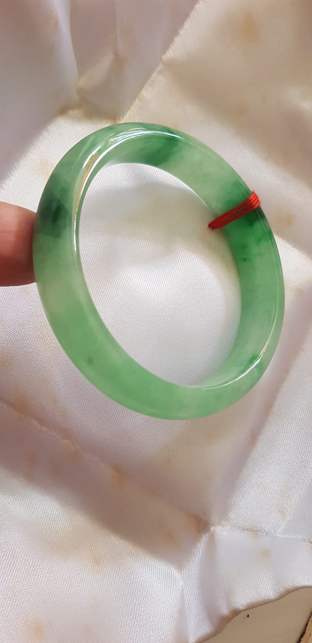 Vòng Cẩm Thạch tự nhiên Bản Hẹ Sịn size 53mm x cao 12mm x dầy 7mm màu xanh lý tươi bóng đẹp nữ 51kg - 56kg đeo ạ