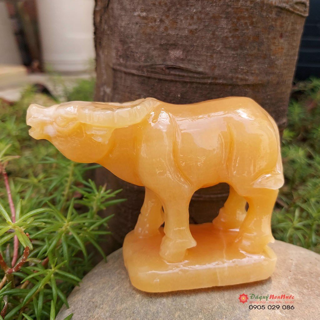 Tượng trâu đá tuổi tuất 12 con giáp phong thủy đá ngọc hoàng long 10cm đá Non Nước