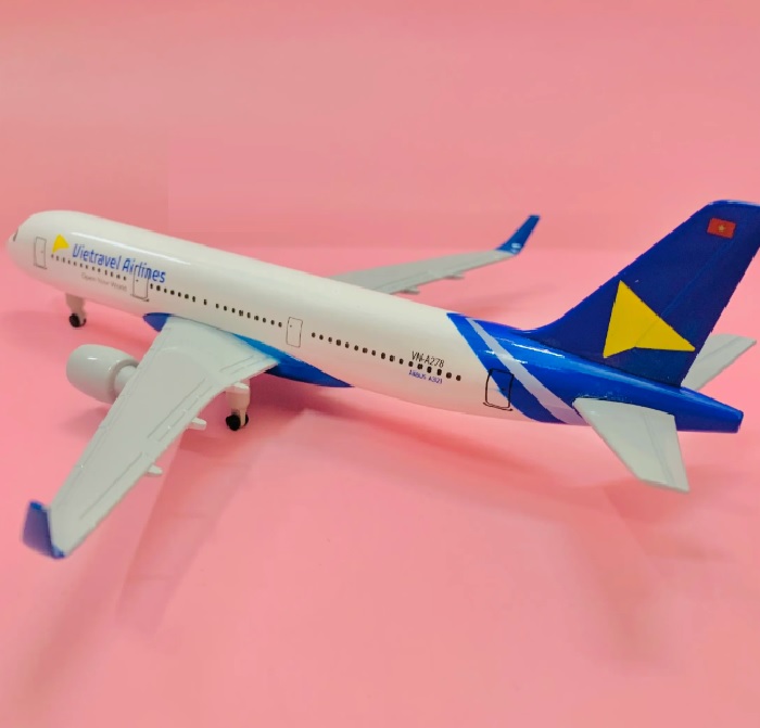 Mô hình máy bay tĩnh B777 Q.a.t.a.r F.i.f.a W.o.r.l.d C.u.p 20cm có bánh xe