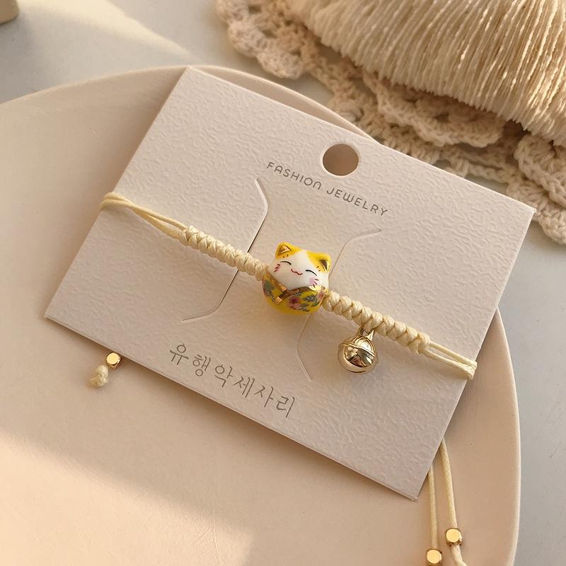 Vòng đeo tay nữ hình chú mèo Makeni Neko mang lại may mắn cho thân chủ. Vòng tay dây bện mặt mèo xinh xắn.