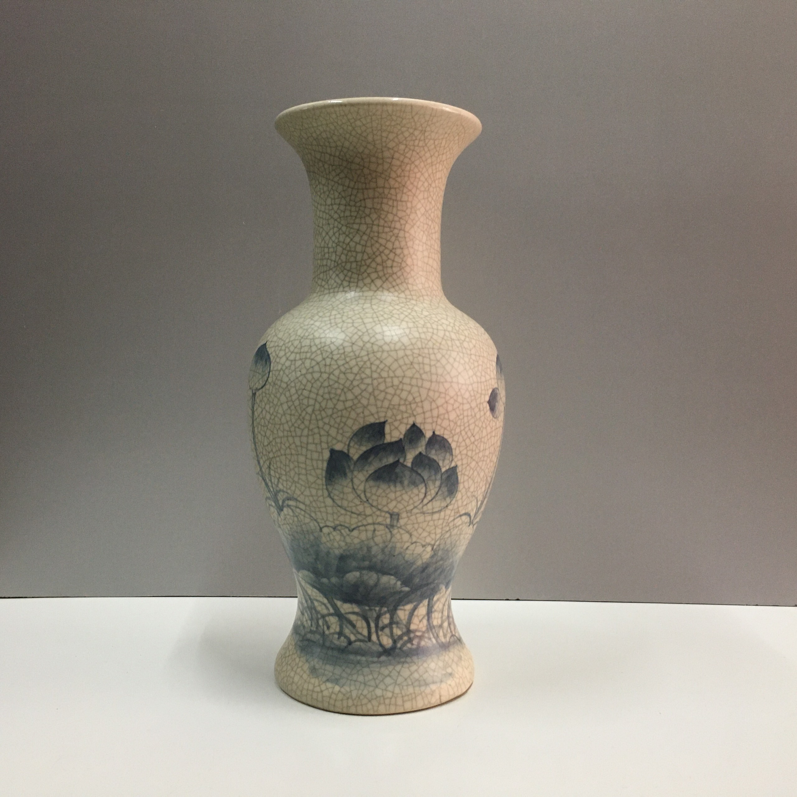 Lọ hoa vẽ sen men rạng