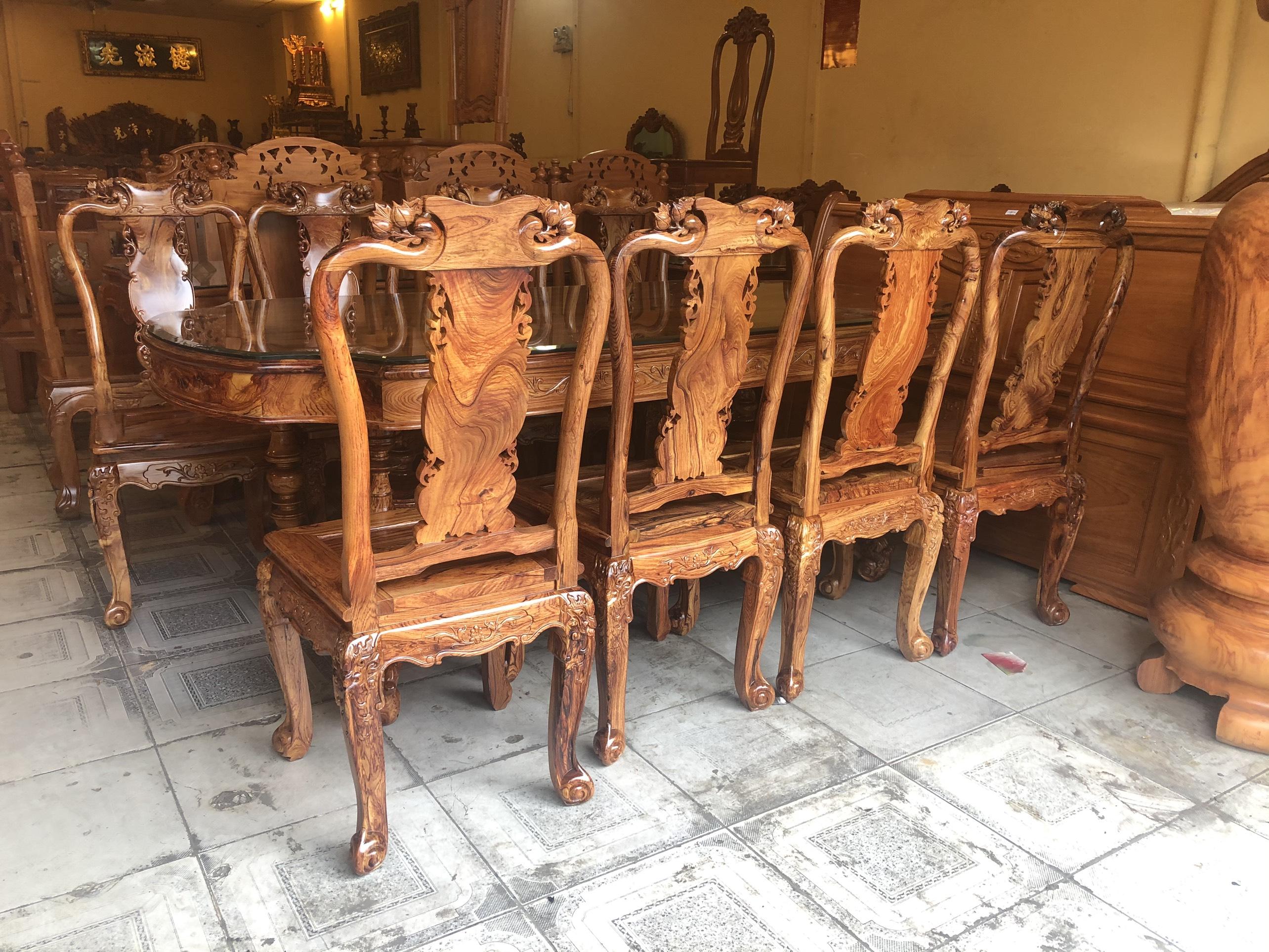 Bộ bàn ăn bàn ovan lượn, 8 ghế chạm đào, tựa lục bình gỗ cẩm lai VN siêu vip