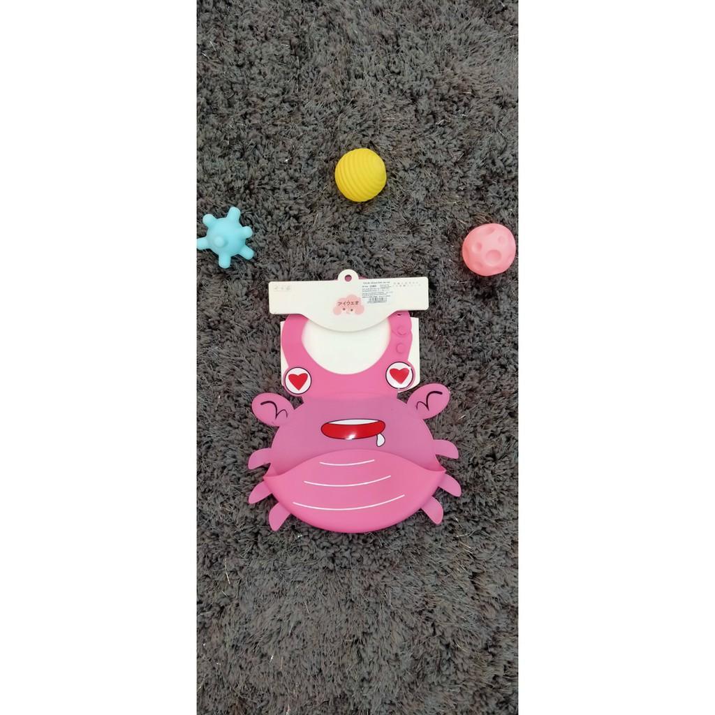 Yếm ăn silicone cho bé từ 0-3 tuổi hình con cua , thương hiệu Aiueo Nhật Bản.