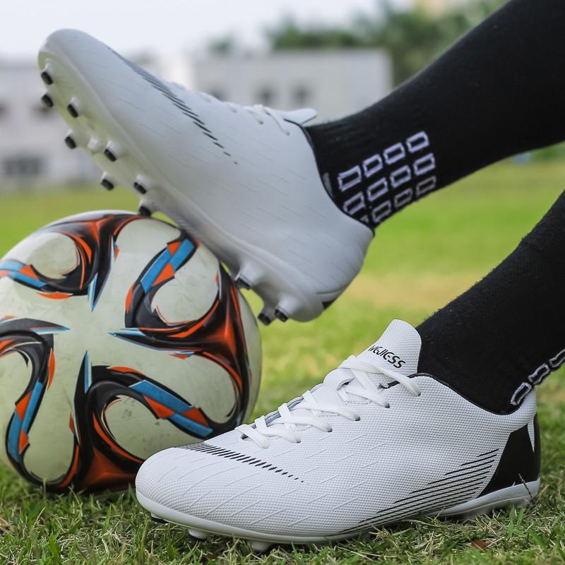 Giày đá bóng phong cách năng động dành cho cả nam và nữ