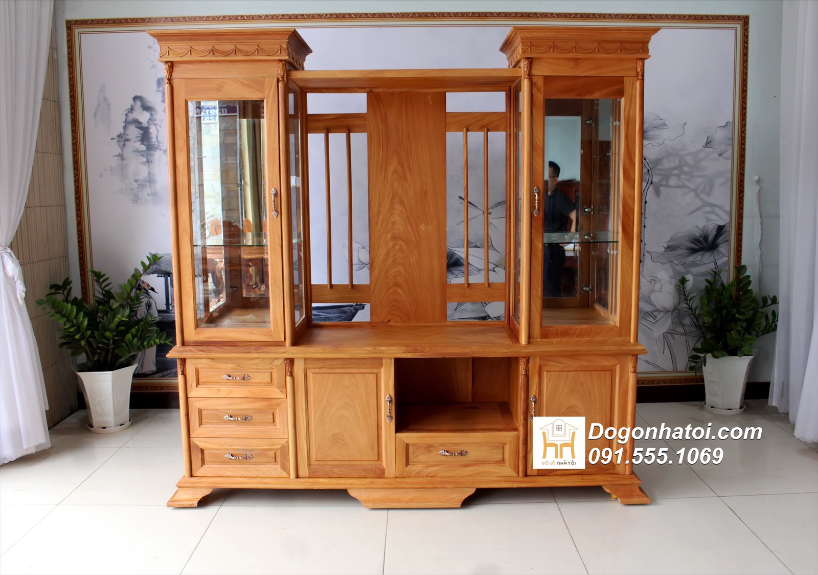 Mẫu Tủ Kệ Tivi Có Kính Ngăn Phòng Gỗ Gõ Đỏ - TR633