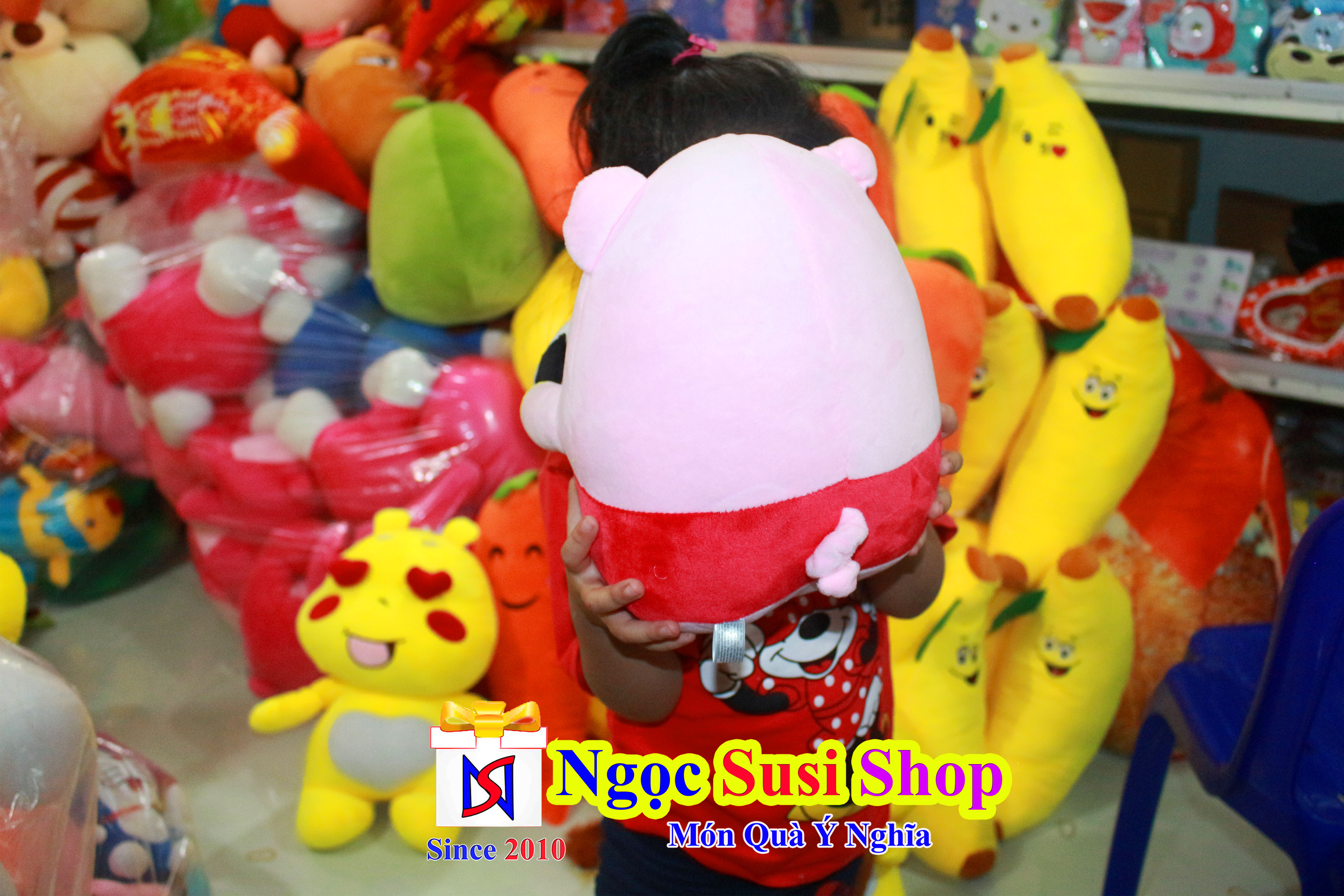 GẤU BÔNG HEO ÔM TRÁI BANH SIÊU DỄ THƯƠNG - HÀNG ĐỘC