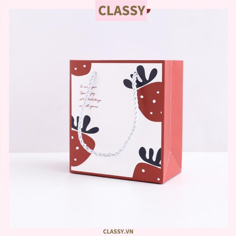 túi giấy Classy đựng quà dây quai dù họa tiết  trái dâu cực xinh Q581