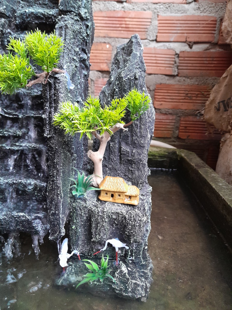 Hòn Non Bộ Hồ Cá Tặng Kèm Máy Bơm Thác Nước