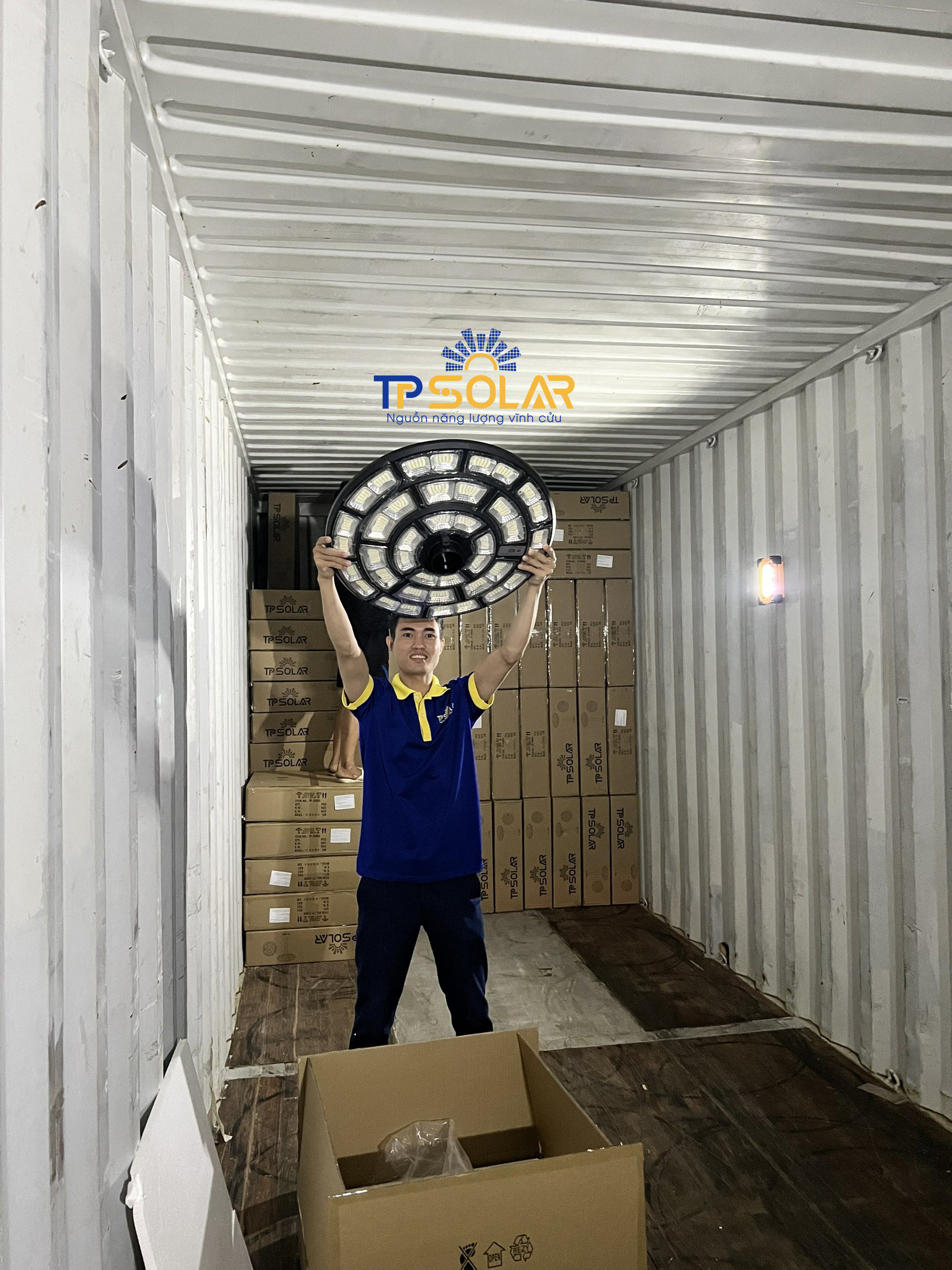 Đèn Sân Vườn Năng Lượng Mặt Trời UFO TP Solar TP-U1000 Công Suất Lớn 1000W Chiếu Sáng 360 Độ, Chống Nước IP67