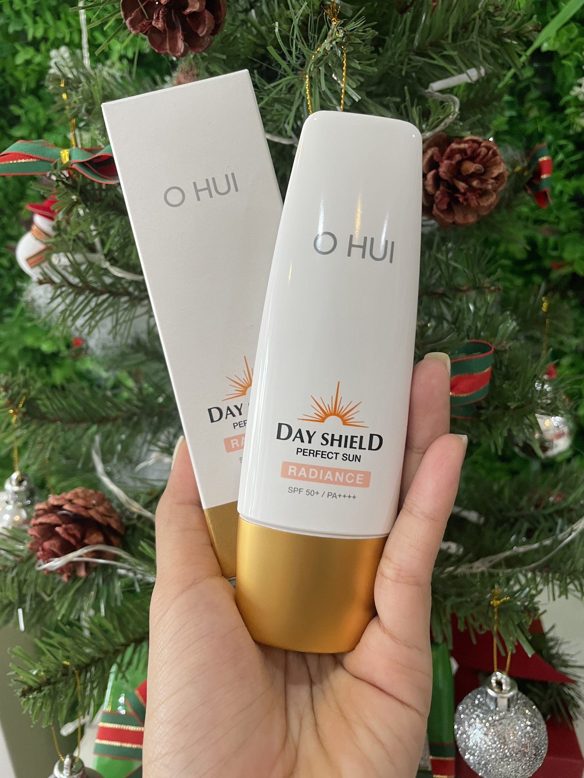 Kem chống nắng nâng tông da OHUI Day Shield Perfect Sun Radiance SPF 50+/PA++++ 50ml