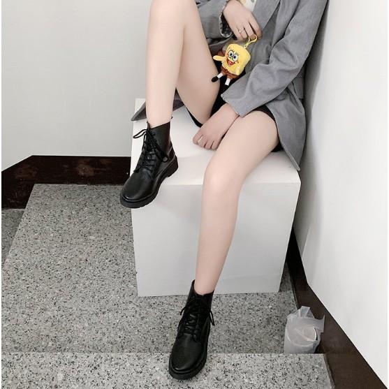 Nữ Nam Hàn cởi giày gót đen, giày Martin