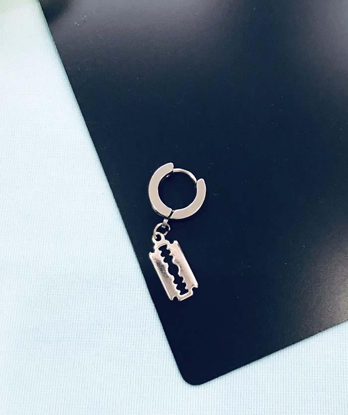 Bông tai thời trang lưỡi lam unisex