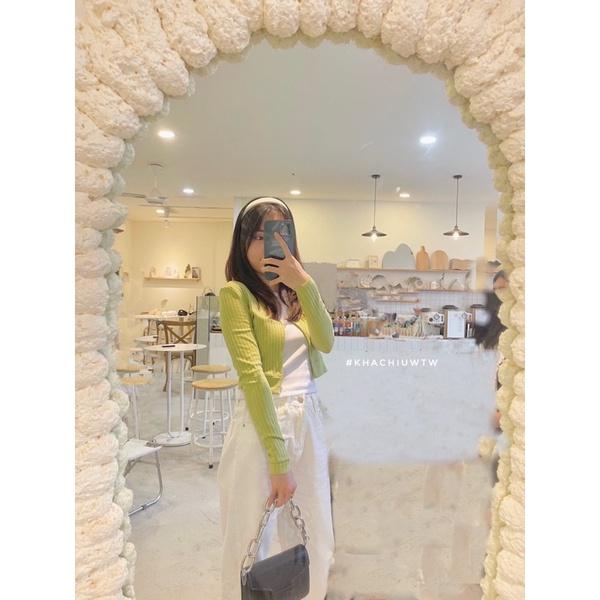 Set áo jennie cardigan xanh lá và croptop trắng