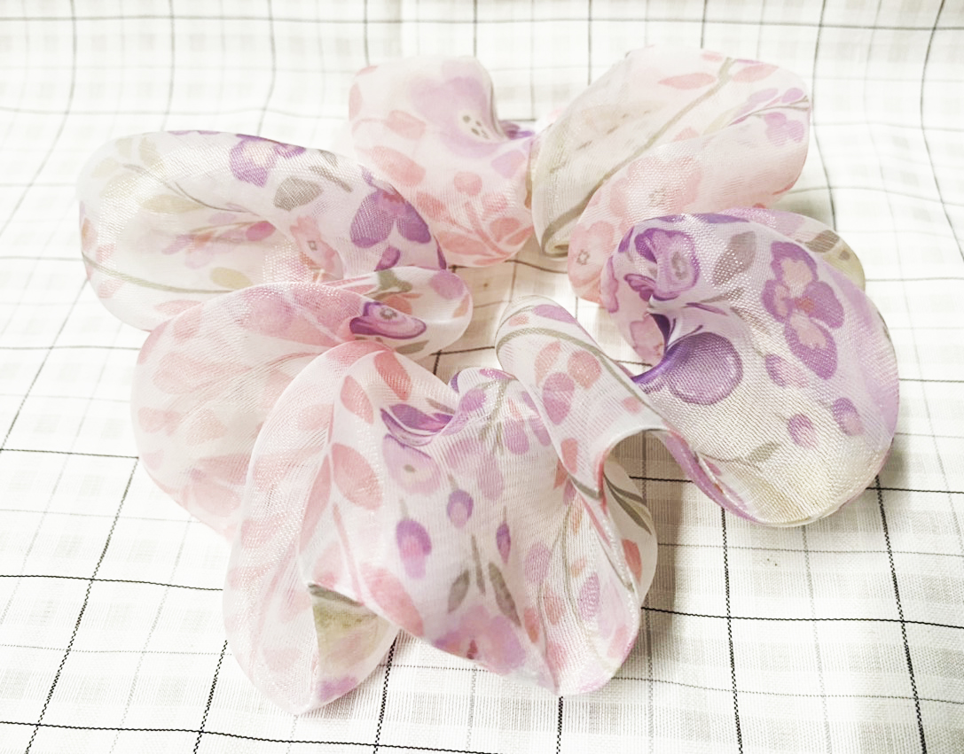 Hình ảnh Cột tóc scrunchies hoa voan đẹp mẫu mới size trung