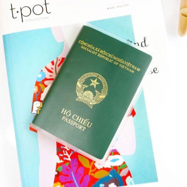 Vỏ Bọc Hộ Chiếu - Vỏ Passport Mềm Dẻo Trong Suốt Có Ngắn Kẹp Và Khe Đựng Thẻ, Tiện Dụng Khi Đi Du Lịch. Kingler 5310