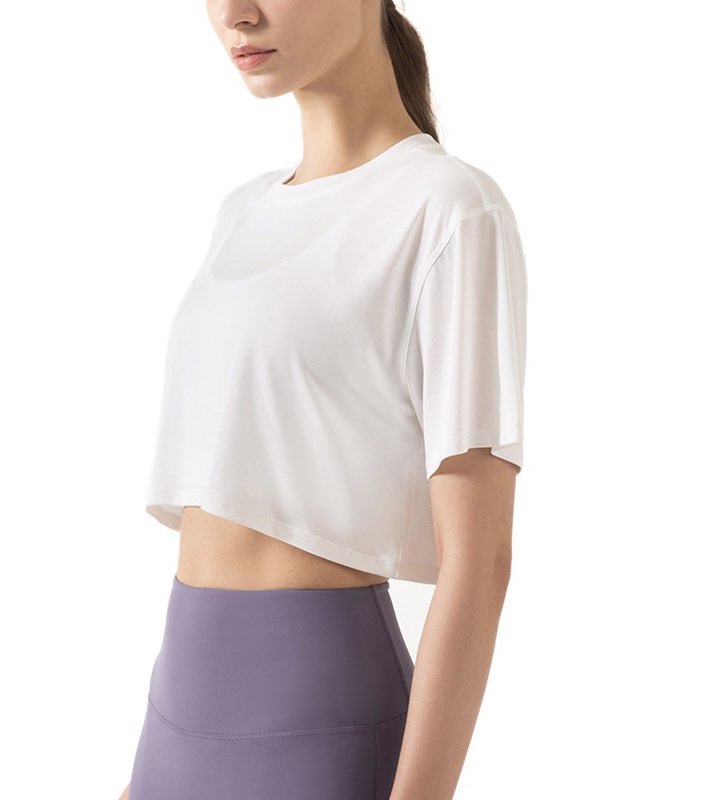 Áo pull ngắn crop top màu trắng năng động, trẻ trung cho nữ