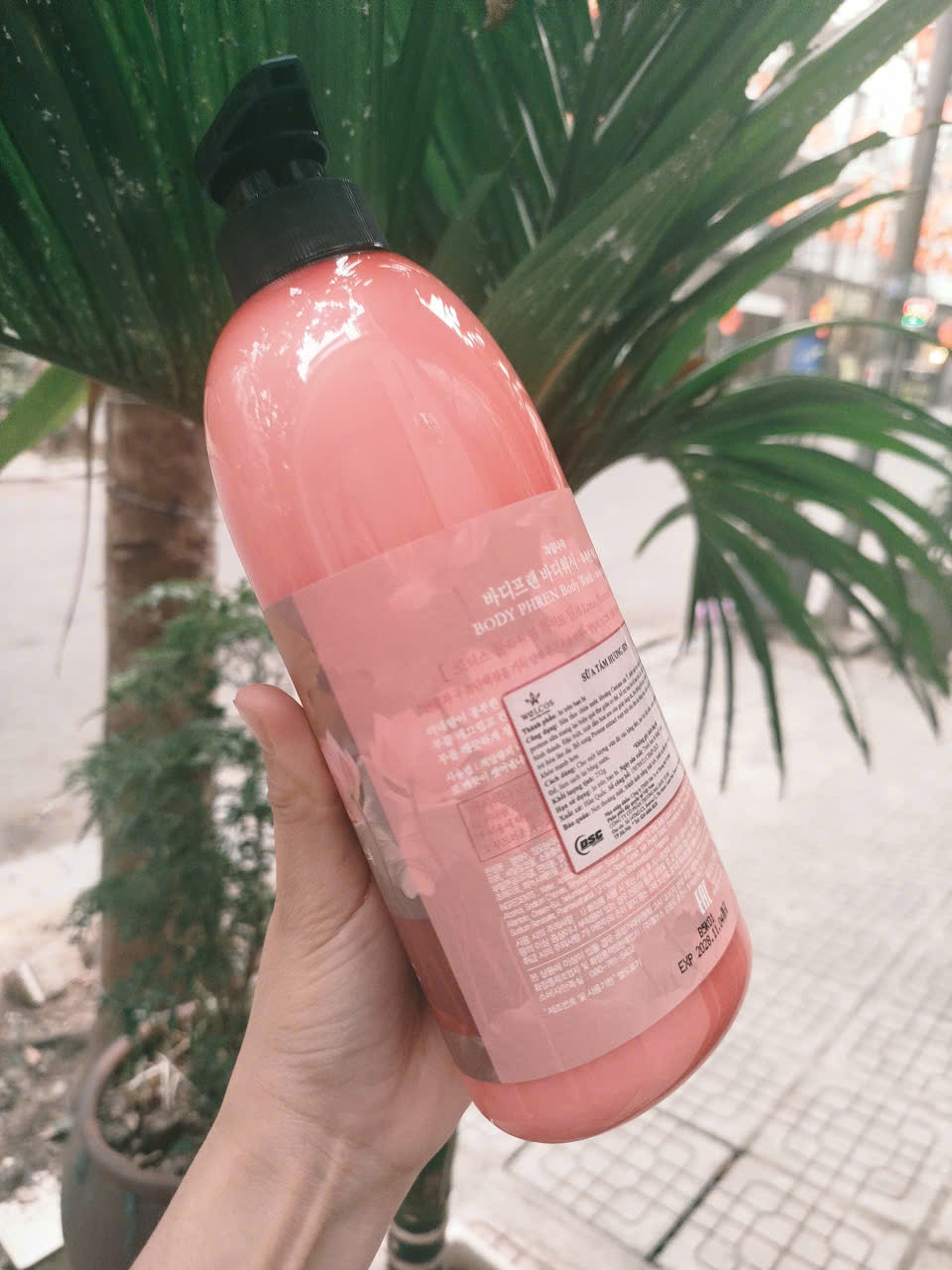 Sữa tắm hương sen Hàn Quốc Welcos Lotus Flower White Milk 750ml