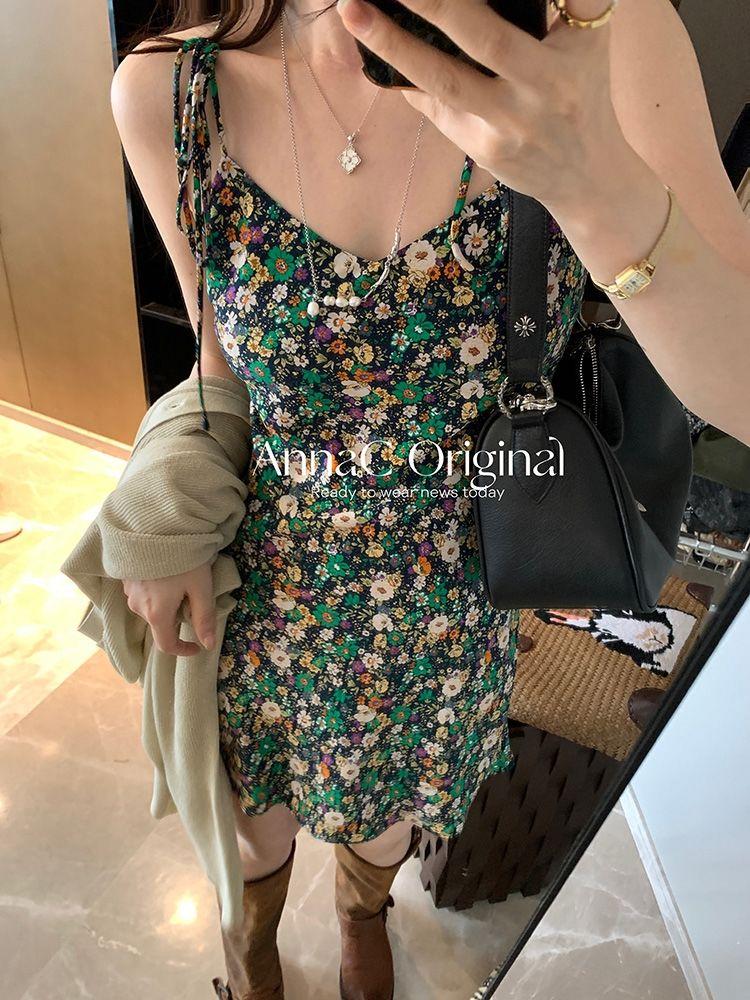 TOBE1SHOP 2023 Mùa hè Hàn Quốc cổ điển sling váy hoa mảnh đầm thiết kế phụ nữ nhỏ v cổ khí chất một từ váy ngắn