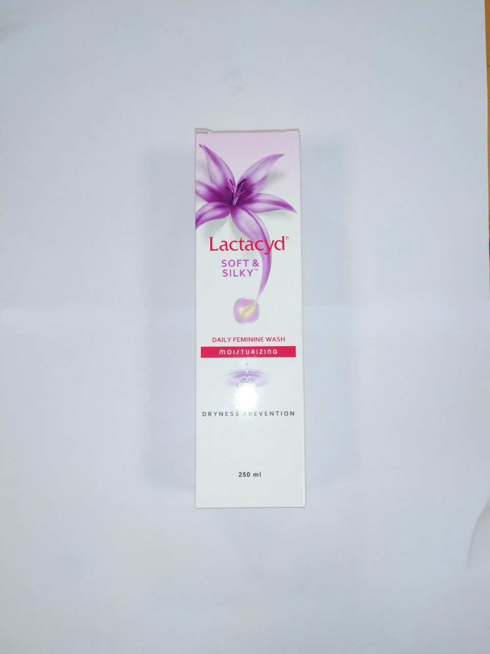 Dung Dịch Vệ Sinh Phụ Nữ Lactacyd Soft &amp; Silky 250ML (Bao Bì Mới)