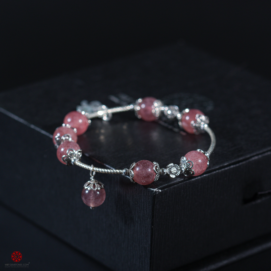 Lắc tay Thạch Anh Dâu tự nhiên 100% phối charm bạc Thái 92.5% cao cấp đem lại may mắn, tài lộc - Hợp mệnh Hỏa, Thổ - Nhiều kích thước lựa chọn | VietGemstones