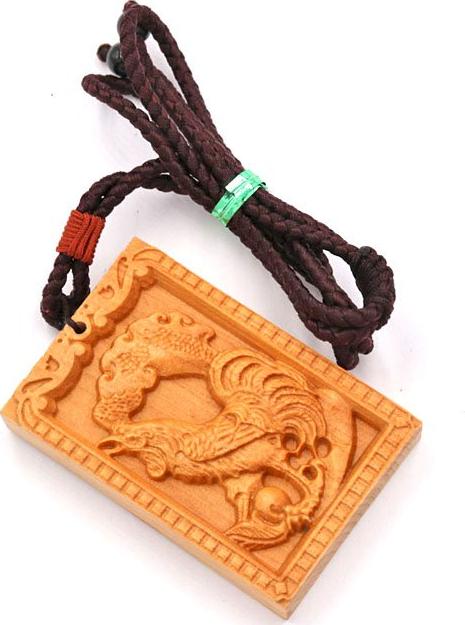 Vòng cổ mặt gỗ hoàng đàn khắc hình tuổi Dậu DTD2