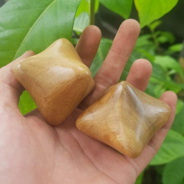 2 viên bi 6 cạnh gỗ thơm BÁCH - màu tự nhiên
