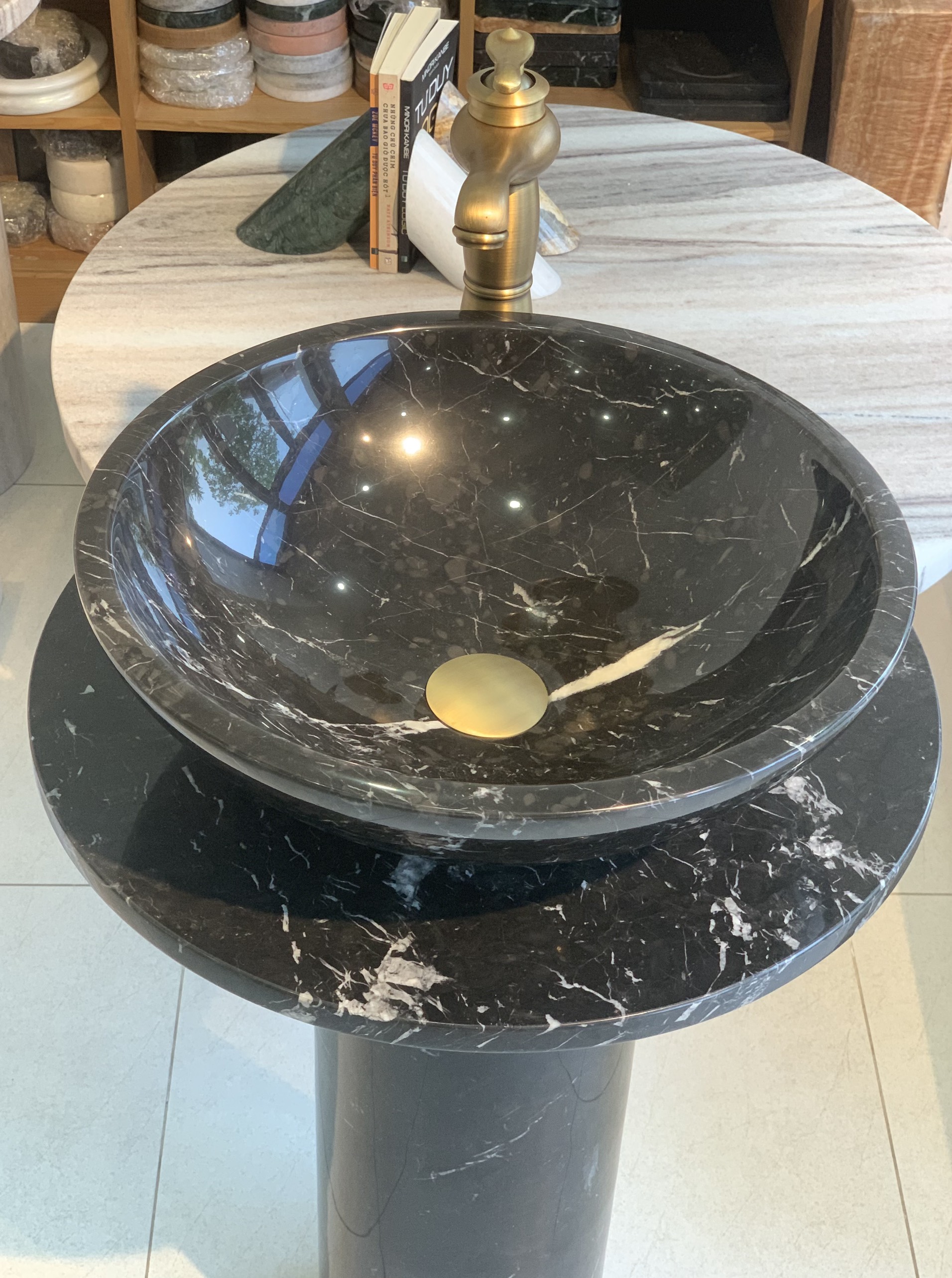 Chậu rửa mặt Lavabo đá tự nhiên Tròn mỏng màu Đen Ý BST03