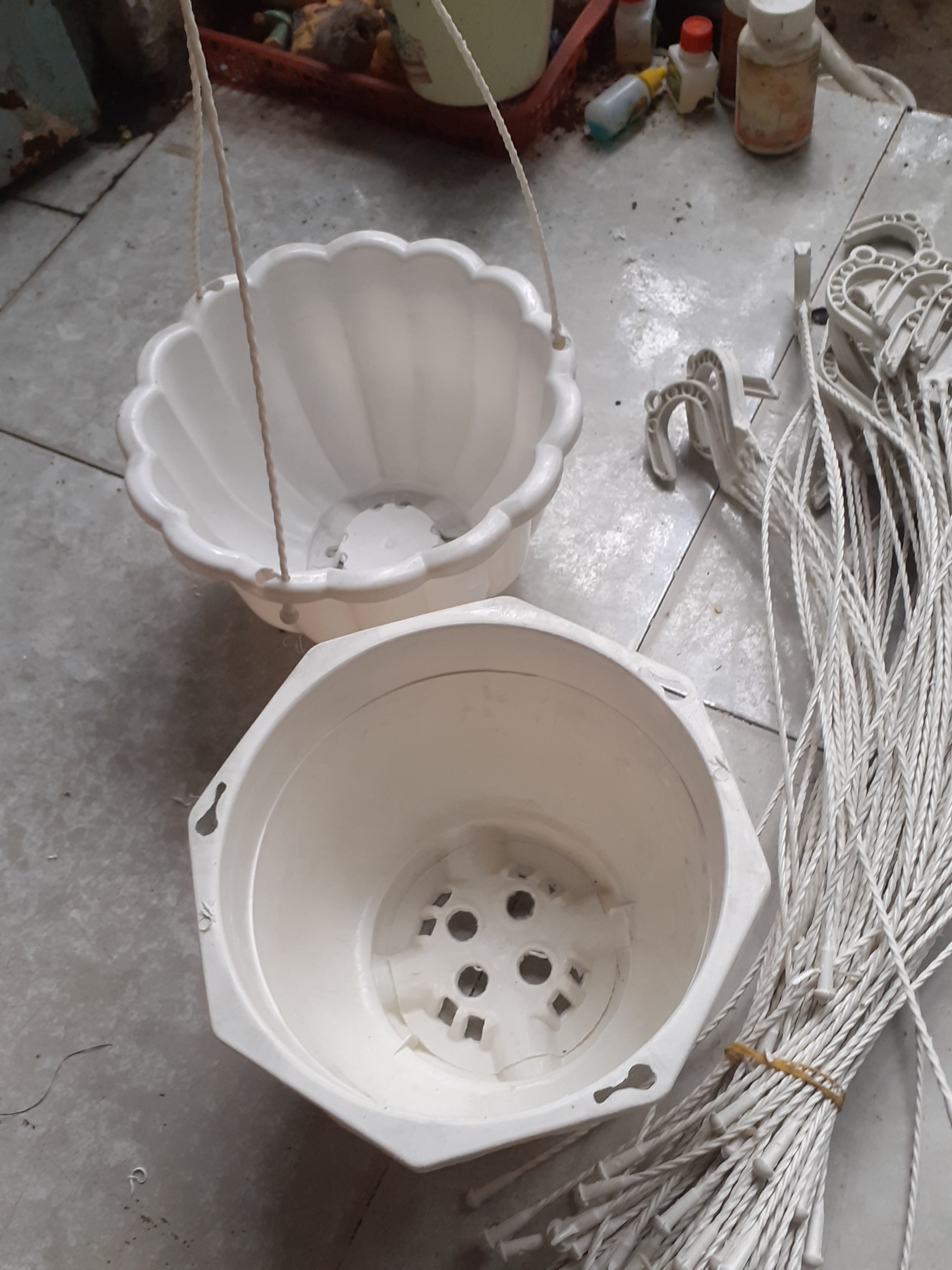 Chậu mủ treo kèm móc.