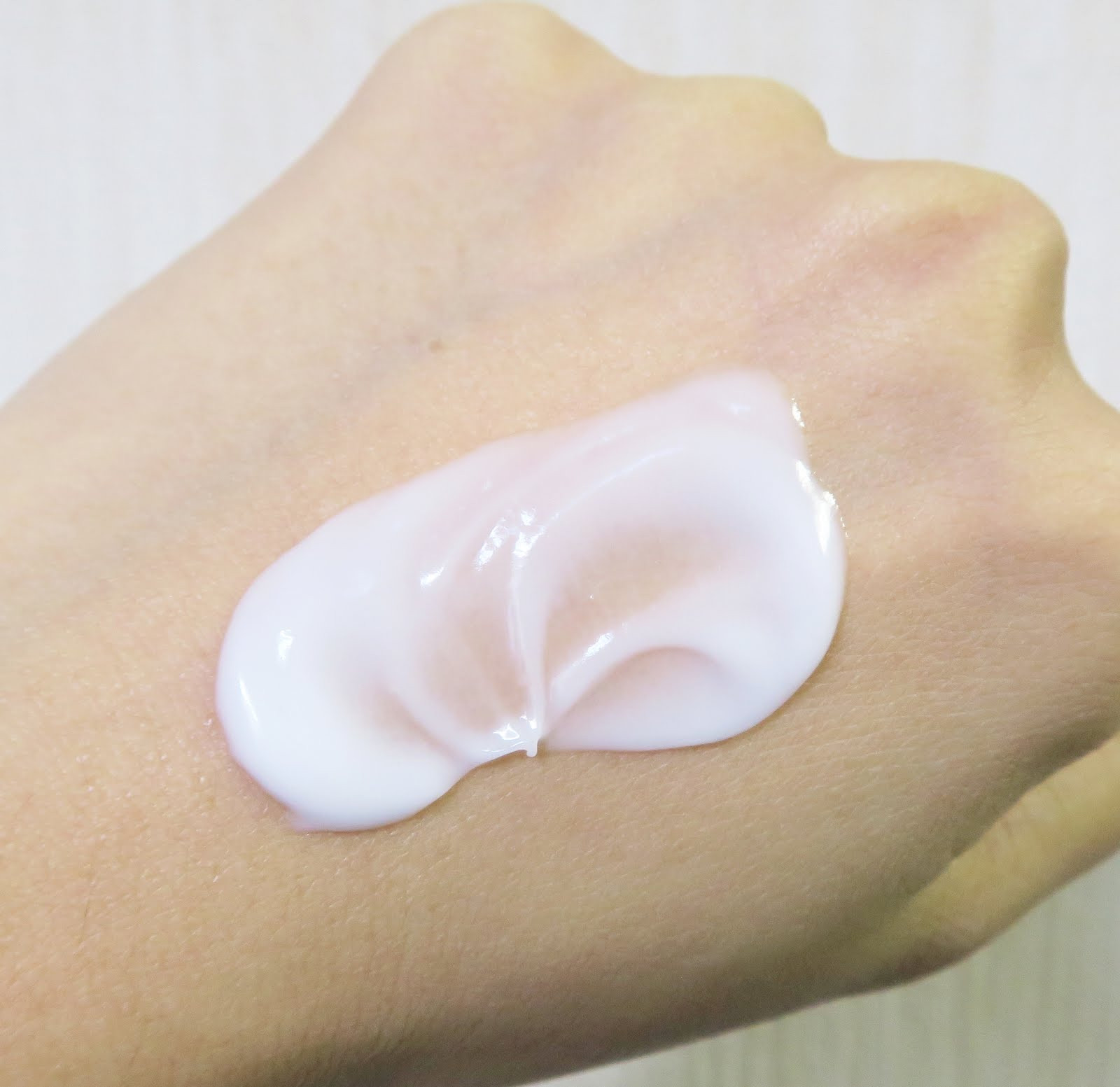 Kem Dưỡng Hatomugi Chiết Xuất Ý Dĩ Làm Sáng Da 300g Moisturizing Conditioning The Milky Cream