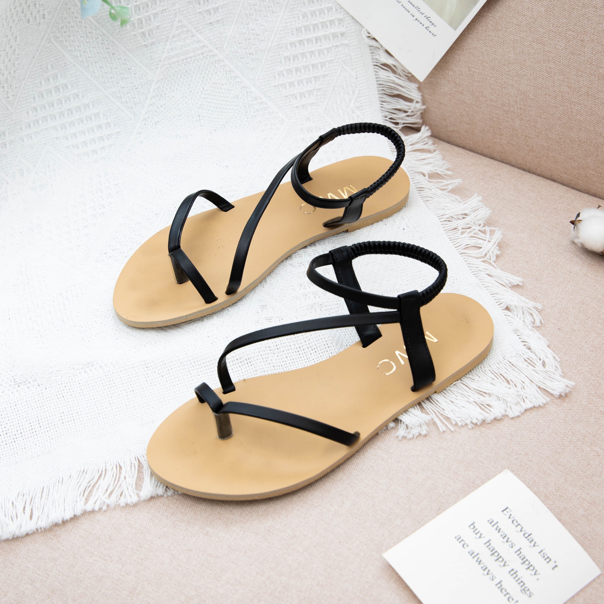 Giày Sandal Xỏ Ngón MWC Đế Bệt Chất Liệu Da Nữ Tính Xinh Xắn Sang Trọng 2 Màu Đen Kem 2895