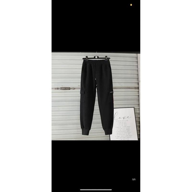 Quần Jogger Da Cá Túi Hộp Mác Chữ