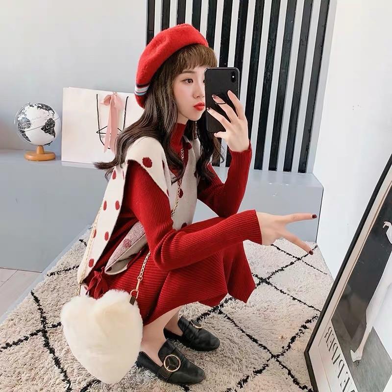 Set váy len và áo gile chấm bi