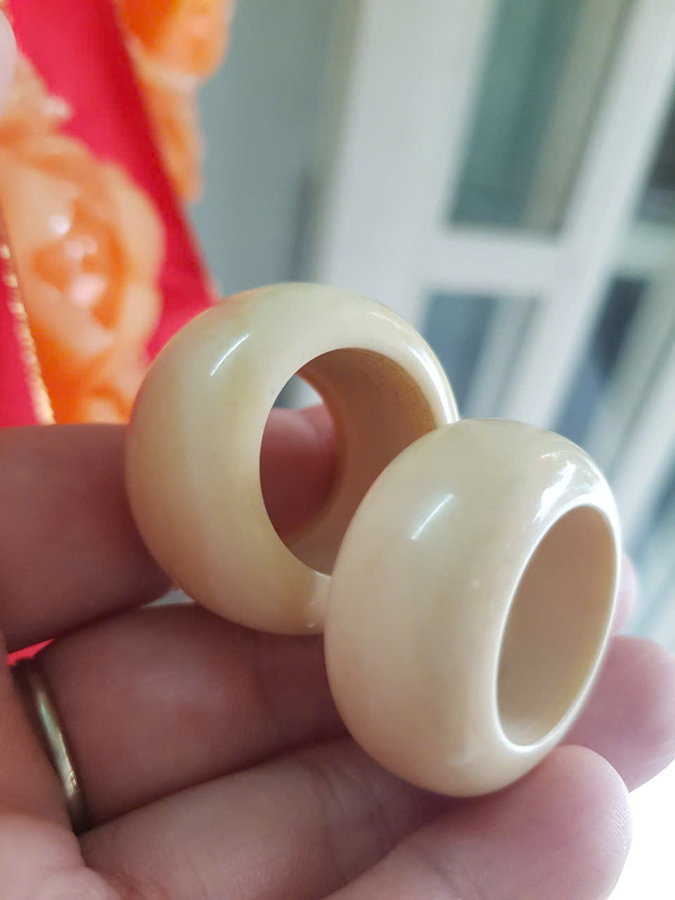 Nhẫn Nam Giả Ngà hay Xương Mỹ Nghệ màu trắng Ni 19mm Cao 15mm Dầy 6mm Dành Cho Các Anh Nam đeo nhẫn ngón tay cái hay bất kỳ ngón tay nào ni lọt vừa tay là 19mm rẻ vẫn đẹp như thường ạ