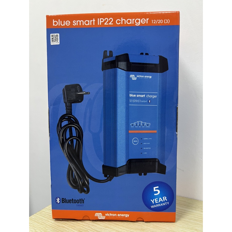 Bộ sạc BlueSmart IP22 Charger 12/20(3) 230V CEE 7/7 của thương hiệu Victron Energy