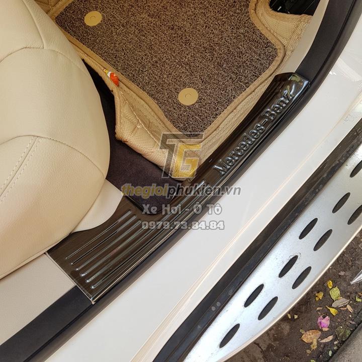 Bộ sản phẩm ỐP BẬC CỐP NGOÀI VÀ BẬC CỬA TRONG vân Titan xe Mercedes GLC