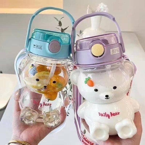 Bình nhựa đựng nước nắp hình con gấu siêu dễ thương, có quai đeo chéo về nhiều màu, giao ngẫu nhiên màu