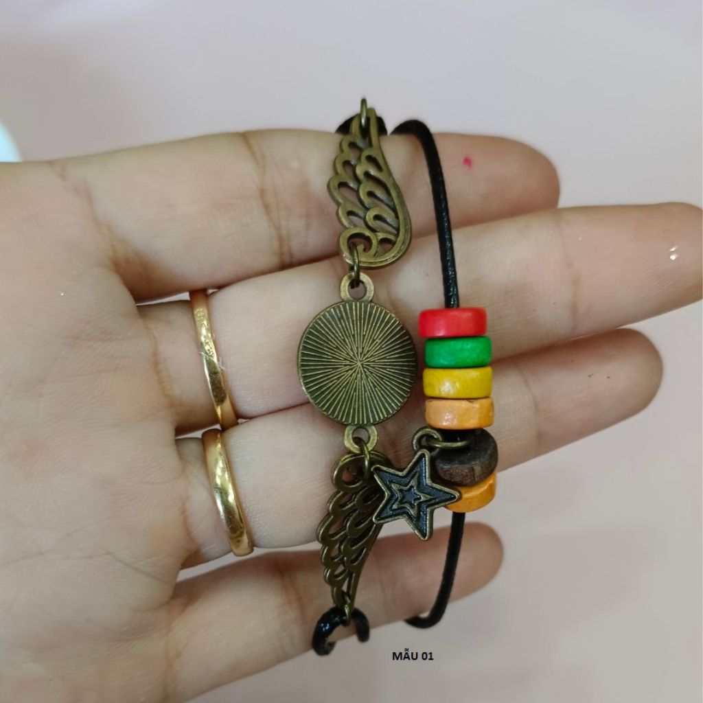 Vòng tay mix kiểu thời trang- Chất liệu: dây dù, dây da, đá, gỗ và kim loại...Mẫu mã đa dạng