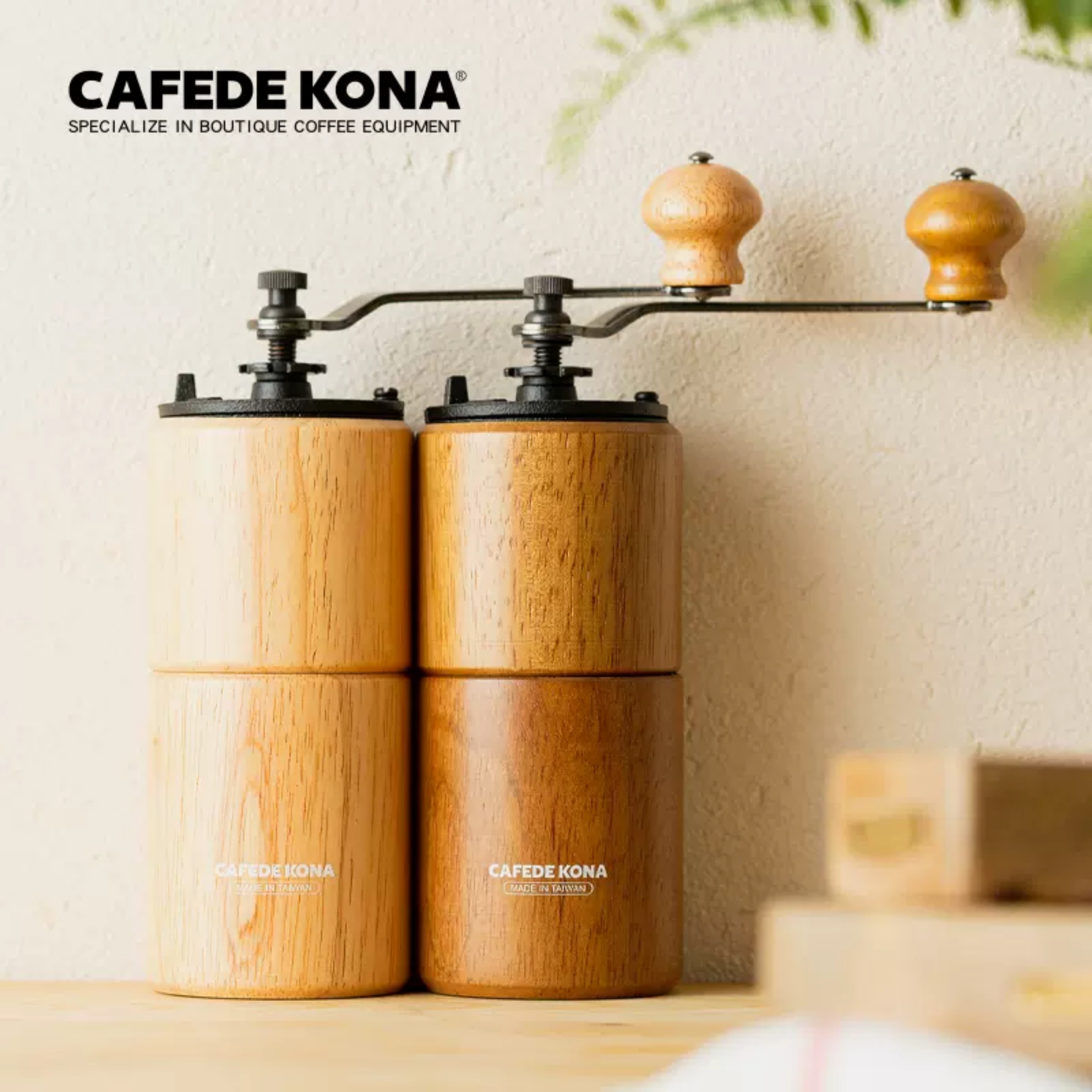 Cối xay cà phê thân gỗ hình trụ tròn lõi thép CAFE DE KONA