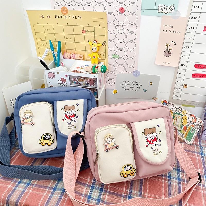 TÚI TOTE VẢI ĐEO CHÉO HOẠT HÌNH CHỐNG NƯỚC TẶNG KÈM STICK CÀI